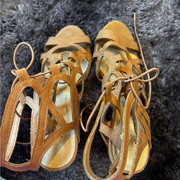 Lace up tan block heels - Picture 4 of 6